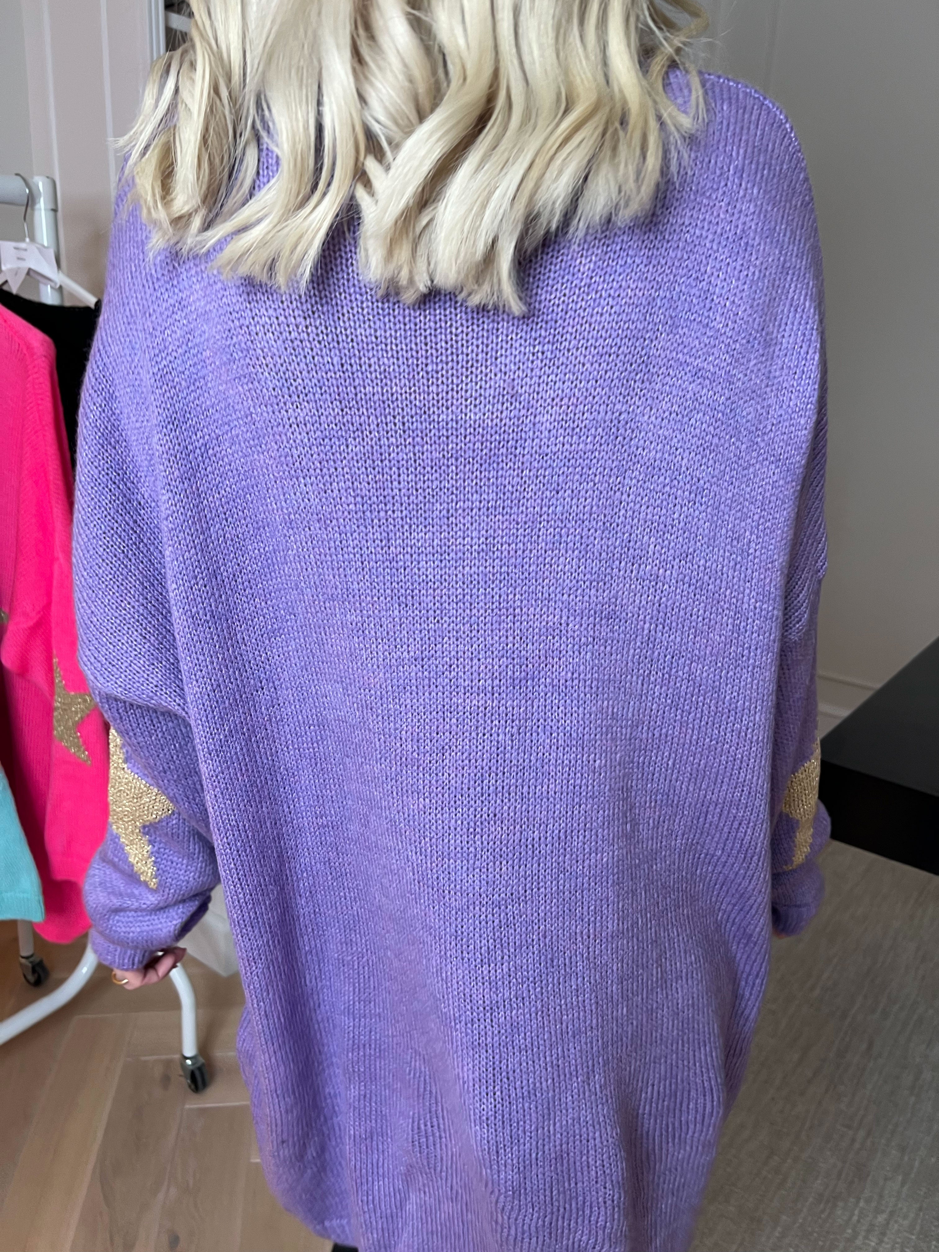 Nikola - Strikkjole med guldstjerner og v-udskæring